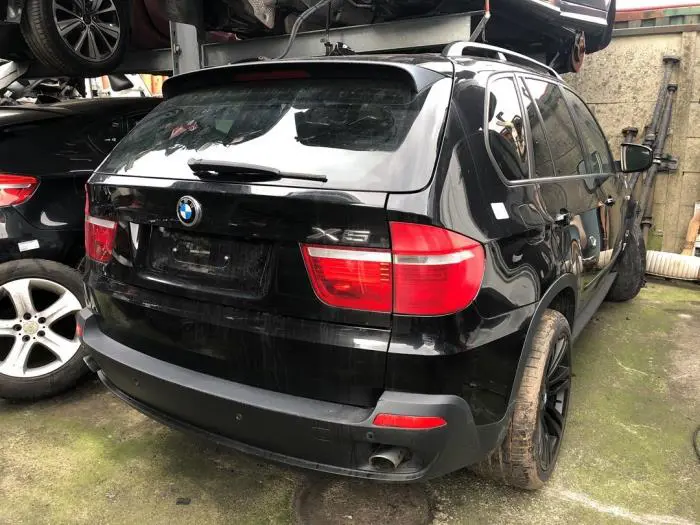 Szyba drzwi lewych tylnych wersja 4-drzwiowa BMW X5