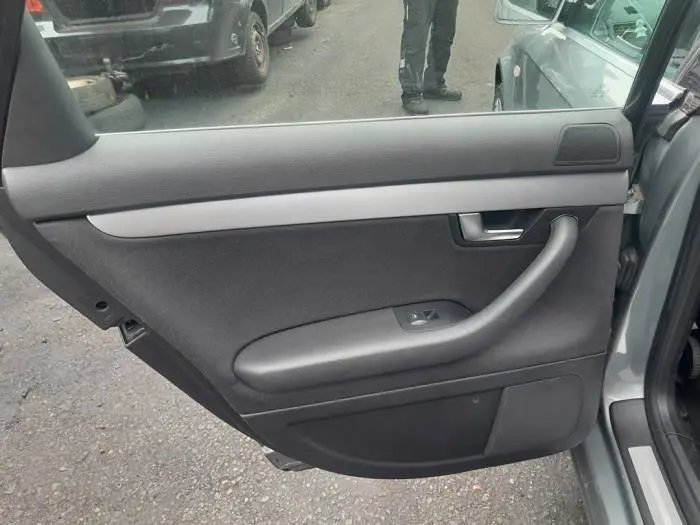 Tapicerka drzwi lewych tylnych wersja 4-drzwiowa Audi A4