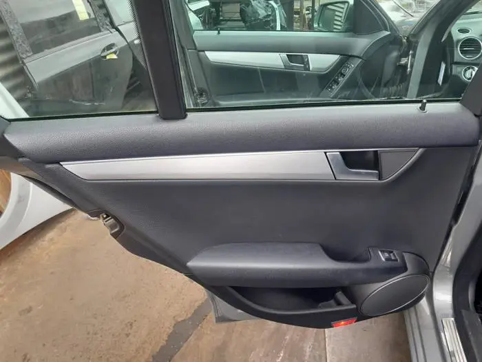 Tapicerka drzwi lewych tylnych wersja 4-drzwiowa Mercedes C-Klasse