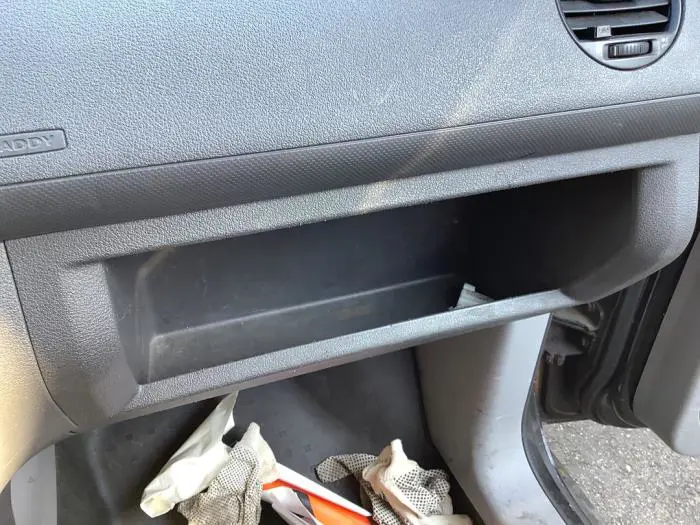Schowek w desce rozdzielczej Volkswagen Caddy