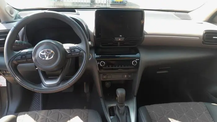 Schowek w desce rozdzielczej Toyota Yaris Cross