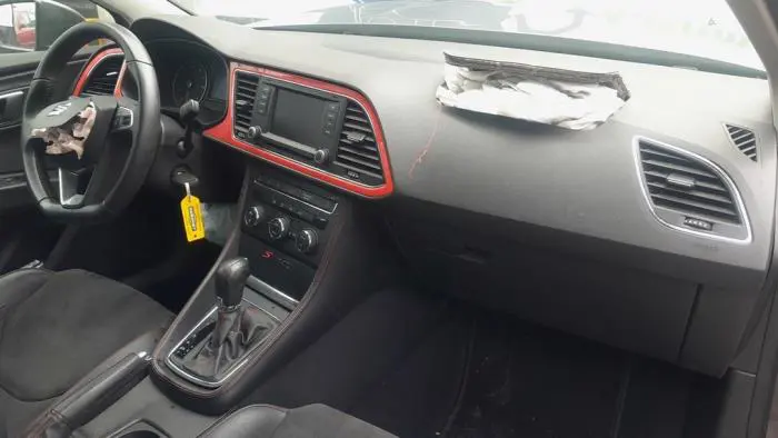 Schowek w desce rozdzielczej Seat Leon