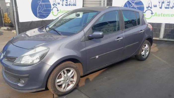 Ekran lewy przód Renault Clio