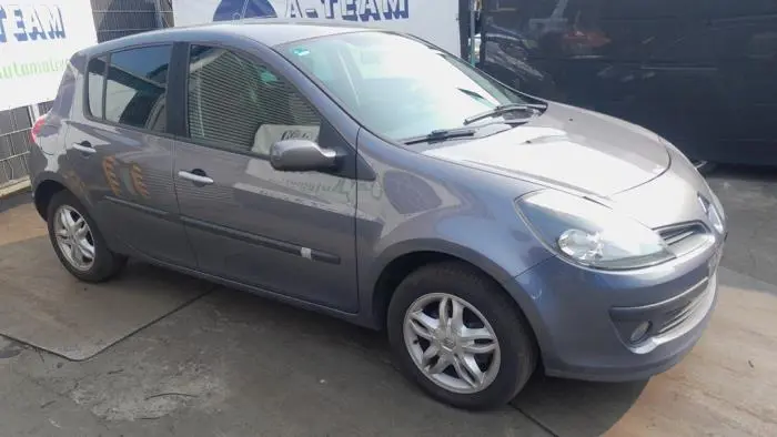 Blotnik prawy przód Renault Clio