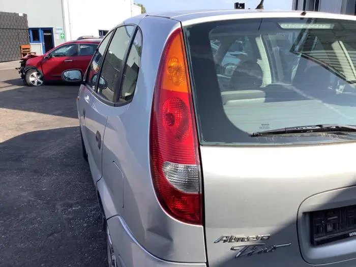 Tylne swiatlo pozycyjne lewe Nissan Almera Tino