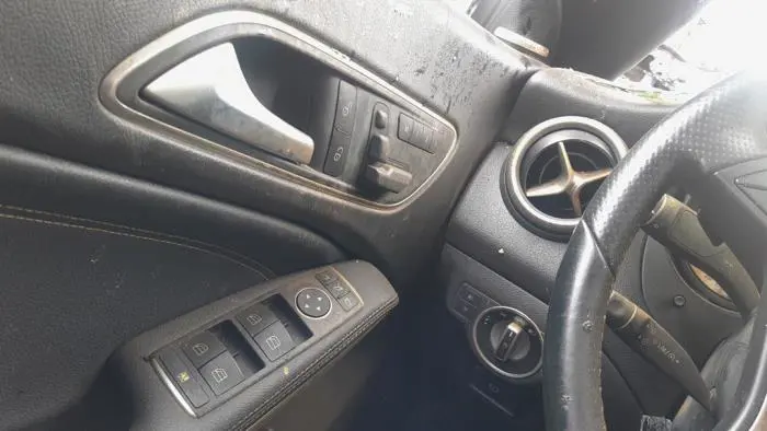 Przelacznik elektrycznej szyby Mercedes CLA