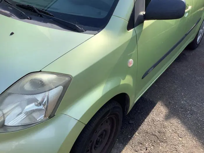 Ekran lewy przód Daihatsu Sirion