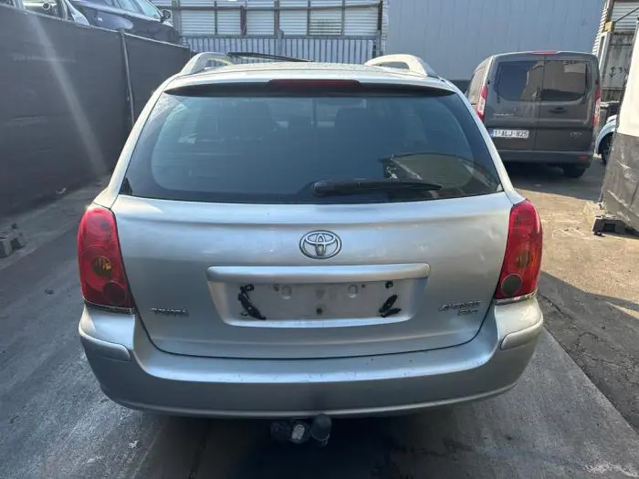 Os tylna napedu na przednie kola Toyota Avensis