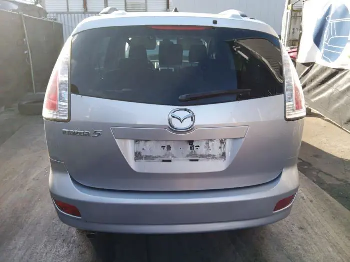 Os tylna napedu na przednie kola Mazda 5.