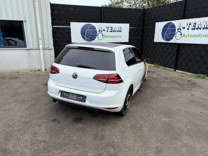 Os tylna napedu na przednie kola Volkswagen Golf