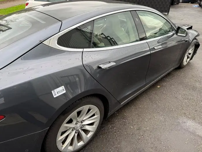 Uchwyt drzwi prawych tylnych wersja 4-drzwiowa Tesla Model S