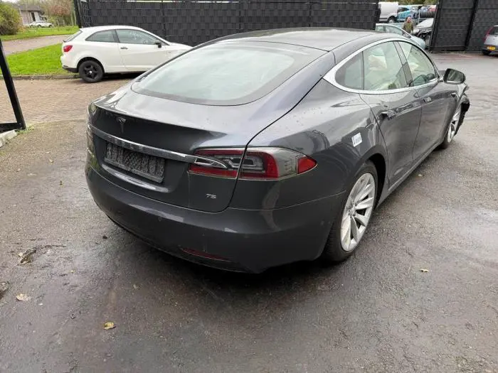 Zderzak tylny Tesla Model S