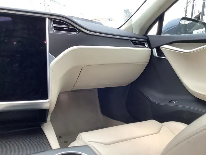 Schowek w desce rozdzielczej Tesla Model S