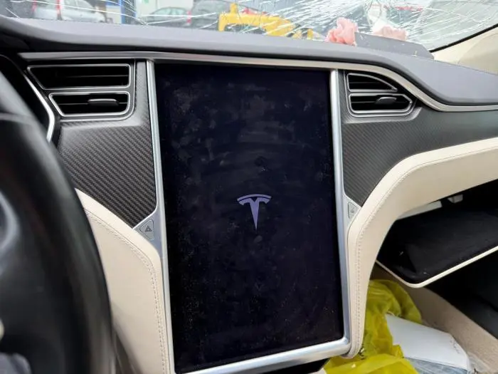 Wyswietlacz jednostki multimedialnej Tesla Model S