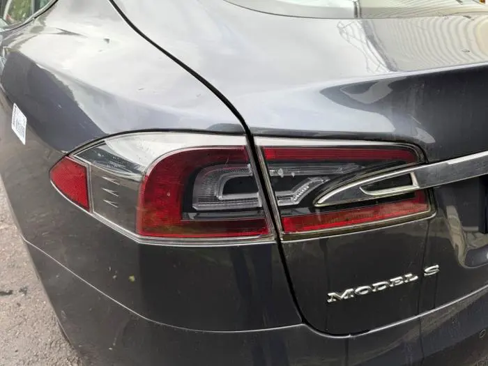 Tylne swiatlo pozycyjne lewe Tesla Model S