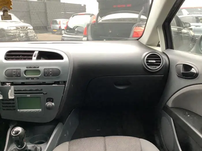 Schowek w desce rozdzielczej Seat Leon